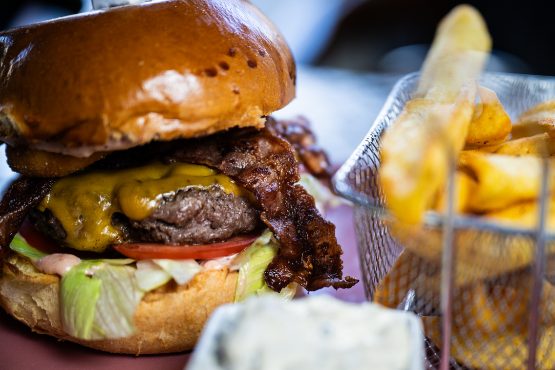 Burger és sült krumpli a Quentin’s-ben